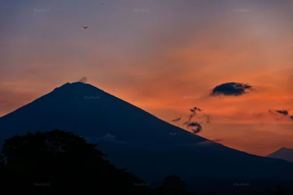 photo du volcan agung au coucher du soleil bali